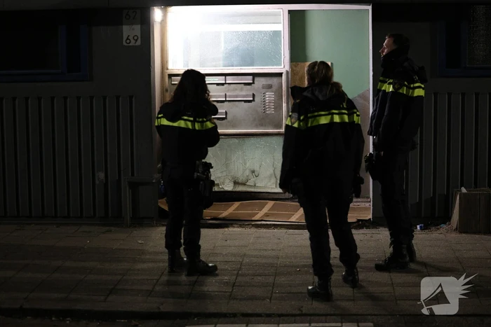 Explosie veroorzaakt brand in portiekwoning
