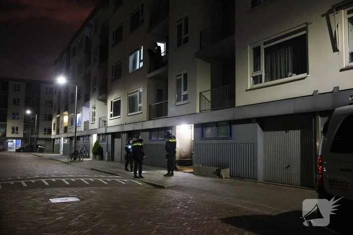 Explosie veroorzaakt brand in portiekwoning