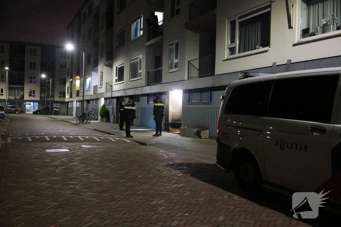 Explosie veroorzaakt brand in portiekwoning