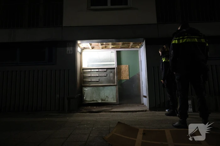Explosie veroorzaakt brand in portiekwoning