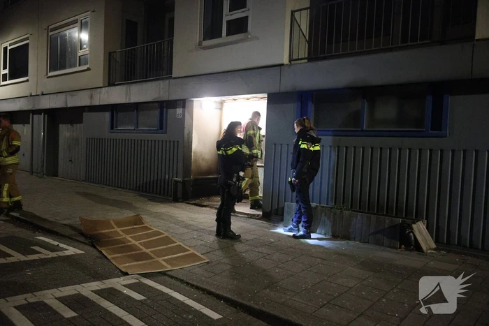 Explosie veroorzaakt brand in portiekwoning