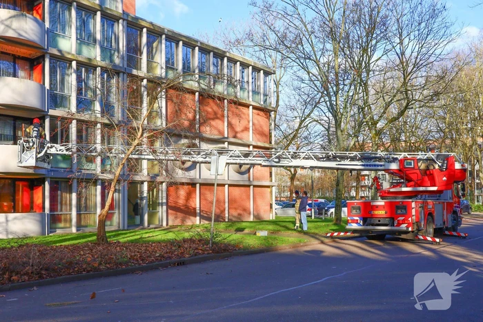 Brandweer blust binnenbrand in woning