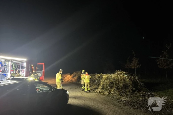 Brandweer blust buitenbrand op parkeerplaats