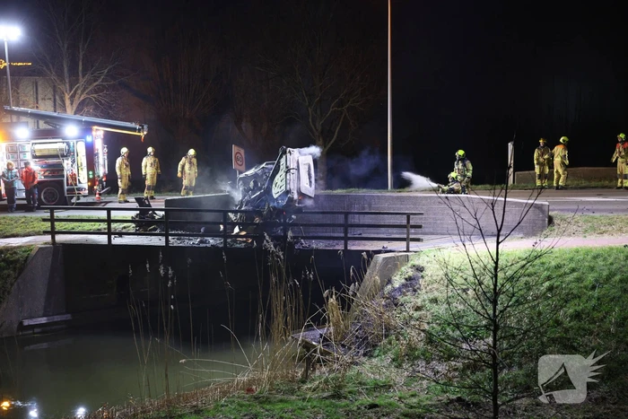 Dodelijk ongeval met auto leidt tot brand