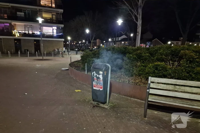 Jongeren steken prullenbak in brand
