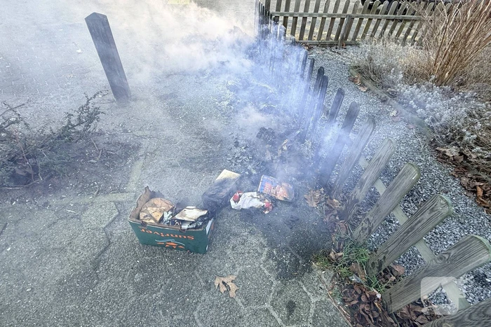 Brandweer blust stapel papier