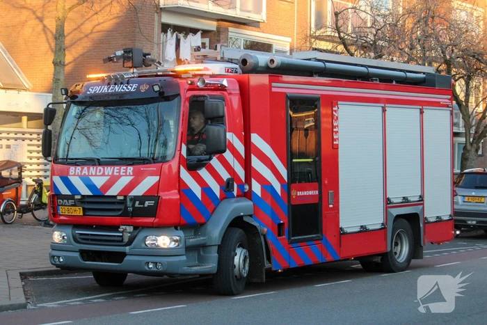 Vuurwerk ontploft in portiek, brandweer en politie doen onderzoek