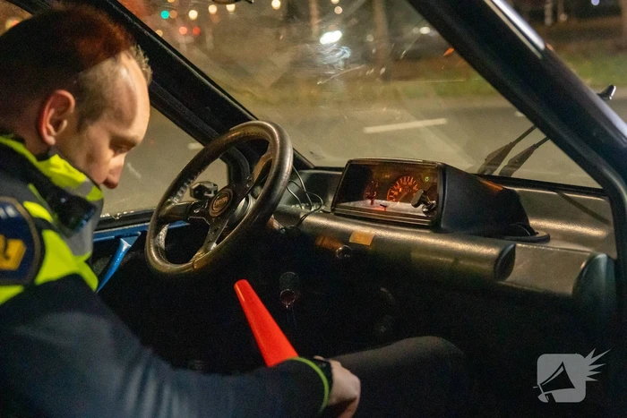 Invalidevoertuig over de zijkant na harde botsing
