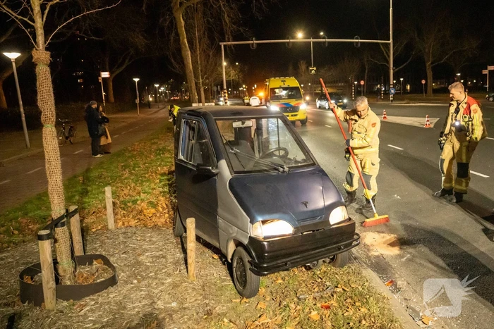Invalidevoertuig over de zijkant na harde botsing