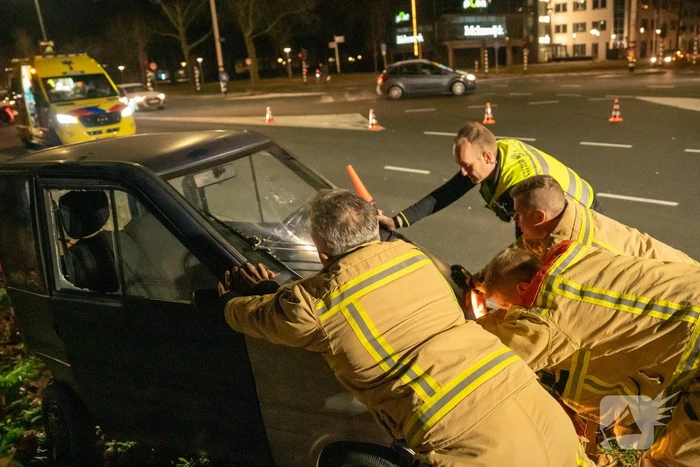 Invalidevoertuig over de zijkant na harde botsing