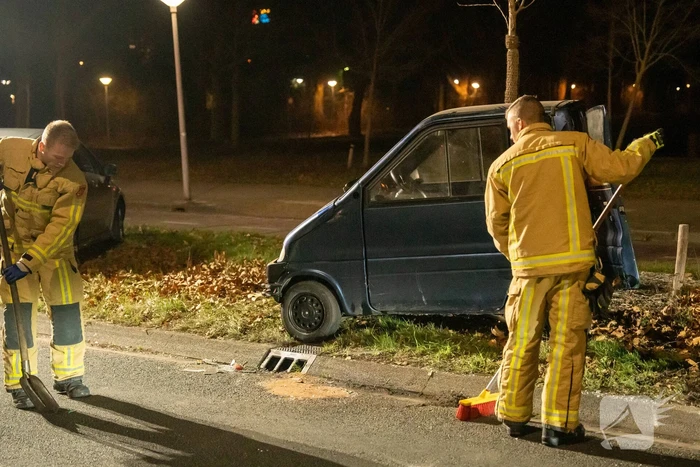 Invalidevoertuig over de zijkant na harde botsing