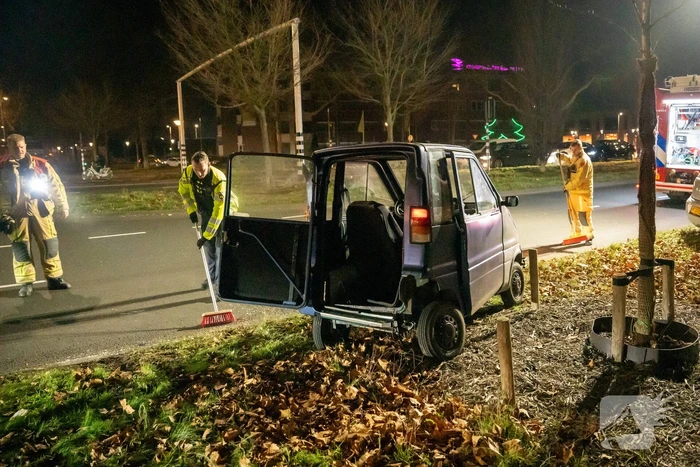 Invalidevoertuig over de zijkant na harde botsing