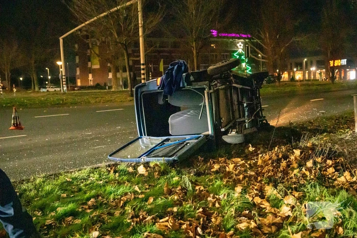 Invalidevoertuig over de zijkant na harde botsing