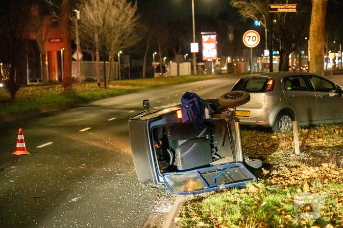 Invalidevoertuig over de zijkant na harde botsing