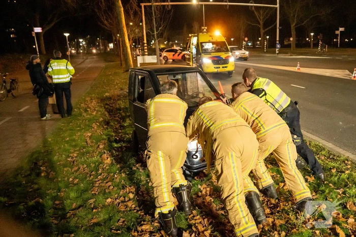 Invalidevoertuig over de zijkant na harde botsing