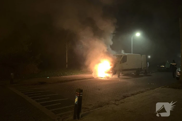 Bestelbus in brand, geen gewonden