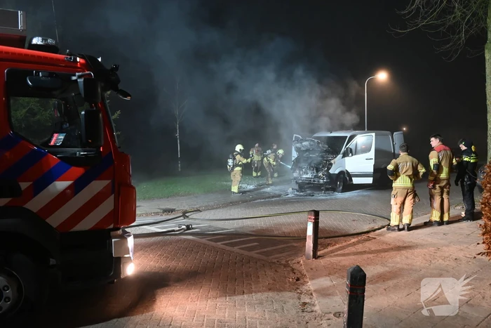 Bestelbus in brand, geen gewonden