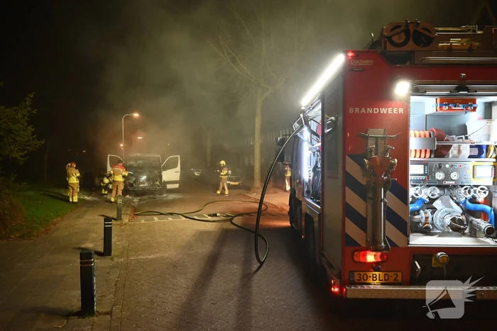 Bestelbus in brand, geen gewonden