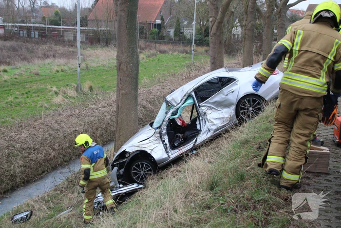 Dode bij ongeval met auto tegen boom