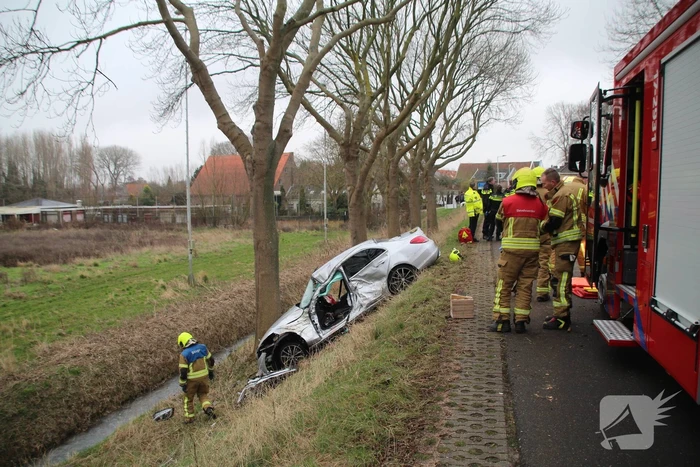 Dode bij ongeval met auto tegen boom