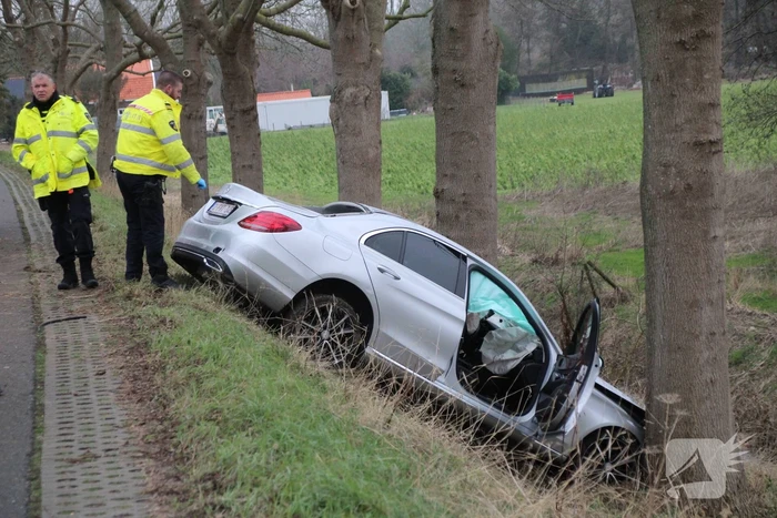 Dode bij ongeval met auto tegen boom