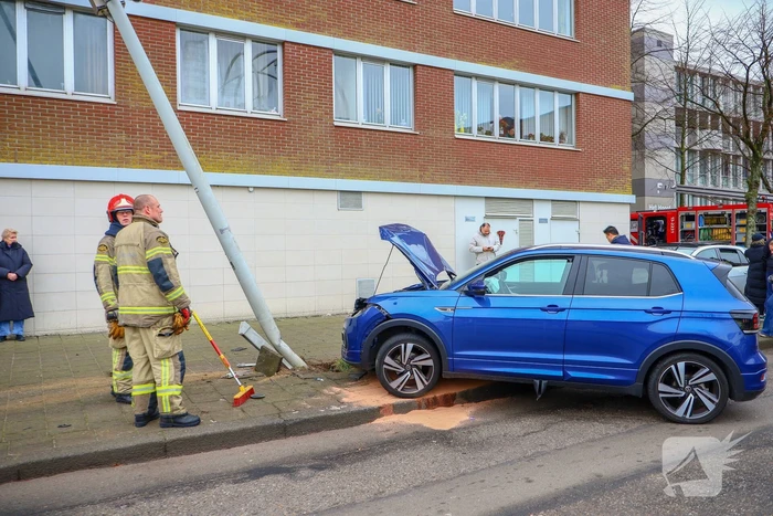 Auto botst tegen lantaarnpaal na brand