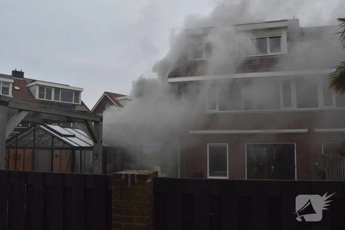 Zware rookwolken door containerbrand, garage aangetast