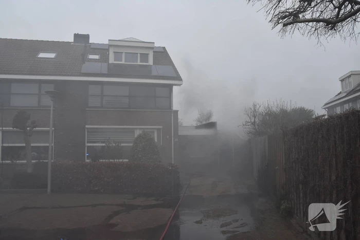 Zware rookwolken door containerbrand, garage aangetast