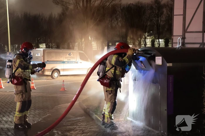 Kledingcontainer in brand door vuurwerk