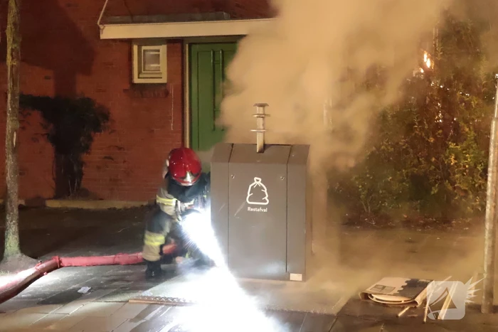 Brand in ondergrondse afvalcontainer