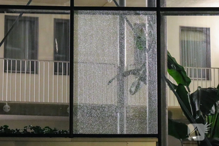 Explosie op galerij appartementencomplex na schietincident