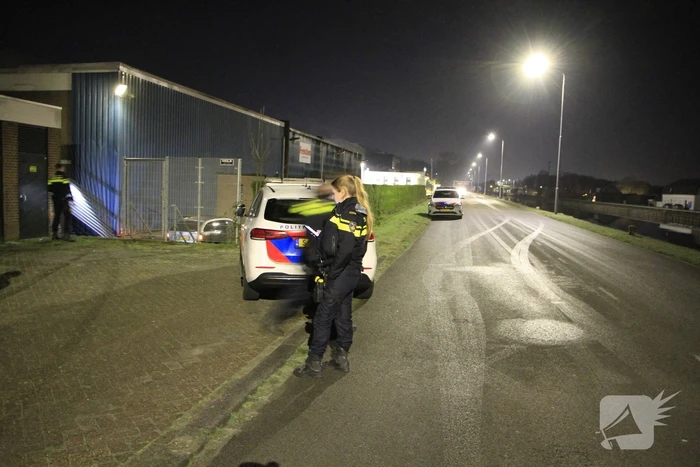 Automobilist botst tegen gebouwen door gladheid