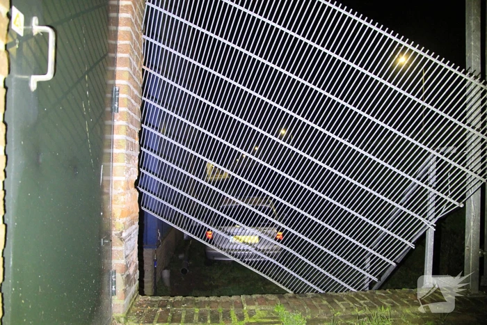 Automobilist botst tegen gebouwen door gladheid