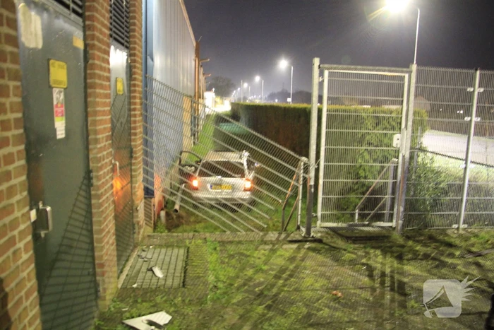 Automobilist botst tegen gebouwen door gladheid