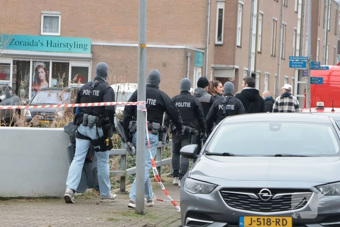 Verward persoon op dak leidt tot ingrijpen van hulpdiensten