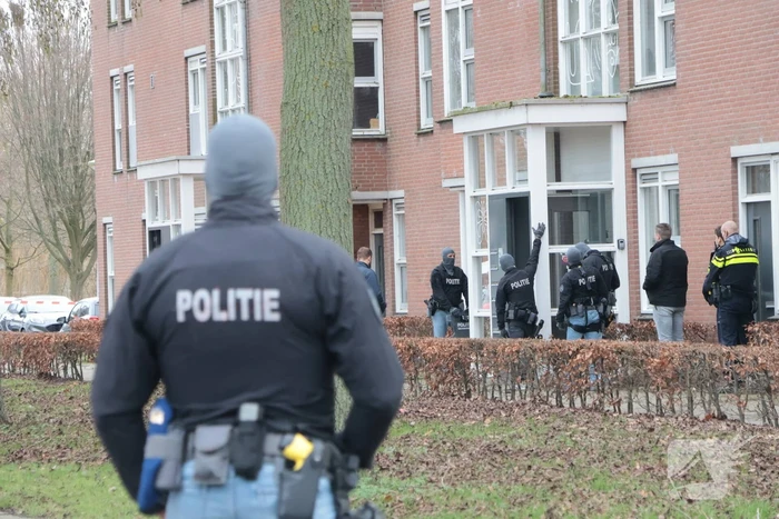 Verward persoon op dak leidt tot ingrijpen van hulpdiensten