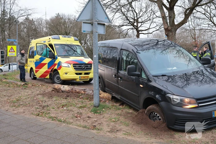 Auto vliegt uit de bocht met letsel als gevolg