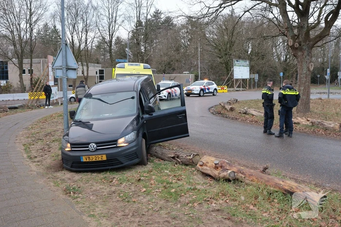 Auto vliegt uit de bocht met letsel als gevolg