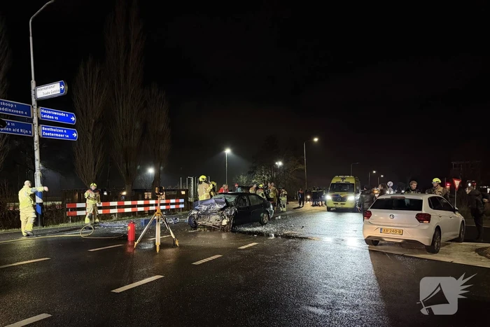 Auto belandt in het water na aanrijding