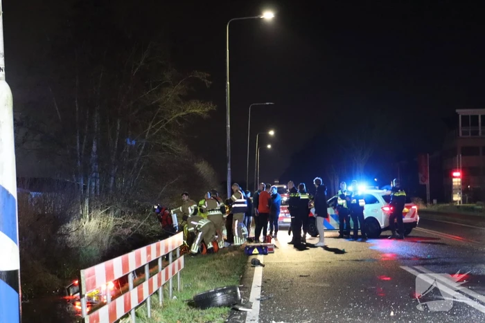 Auto belandt in het water na aanrijding