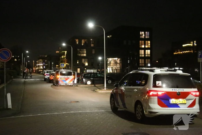 Tien aanhoudingen na gooien met vuurwerk naar hulpverleners