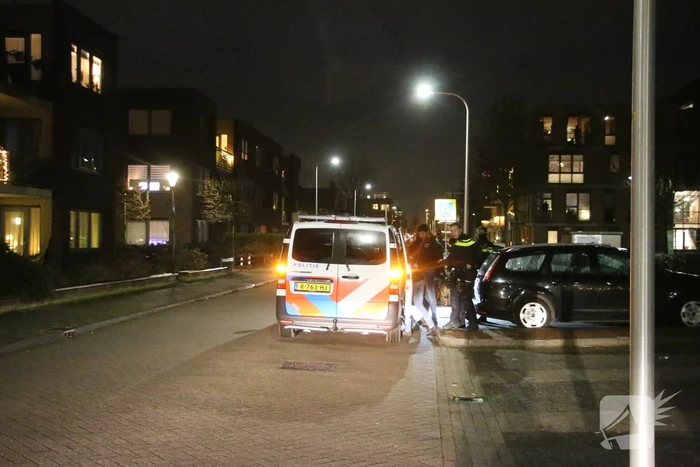 Tien aanhoudingen na gooien met vuurwerk naar hulpverleners