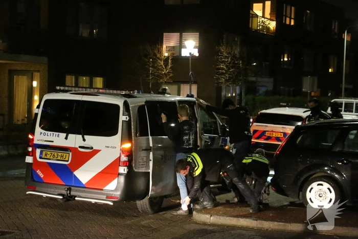 Tien aanhoudingen na gooien met vuurwerk naar hulpverleners