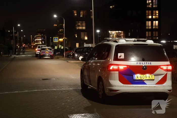 Tien aanhoudingen na gooien met vuurwerk naar hulpverleners