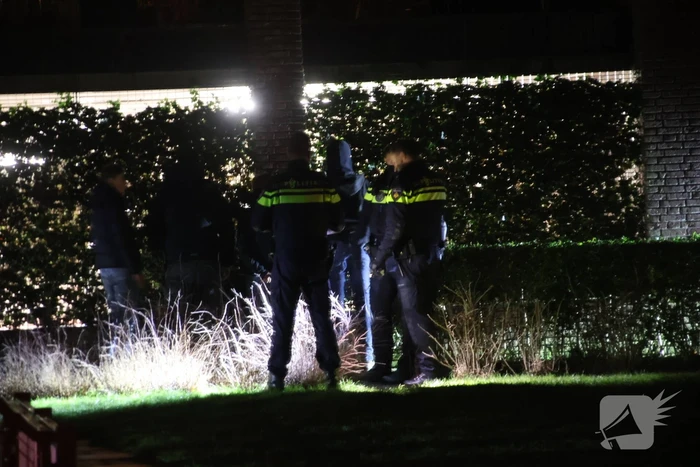 Tien aanhoudingen na gooien met vuurwerk naar hulpverleners