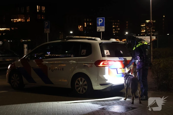 Tien aanhoudingen na gooien met vuurwerk naar hulpverleners