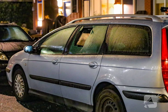 Zware explosie bij woningbrand zorgt voor schade aan voertuigen