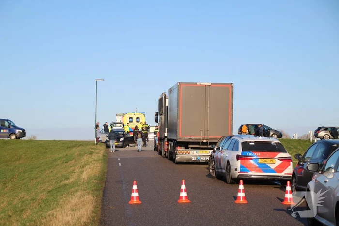 Zware aanrijding tussen auto en fietser leidt tot gewonde