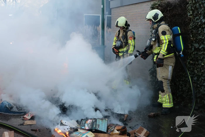 Brand in papiercontainer veroorzaakt gevaarlijke situatie
