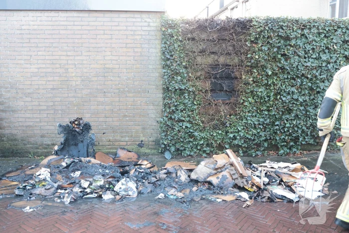Brand in papiercontainer veroorzaakt gevaarlijke situatie